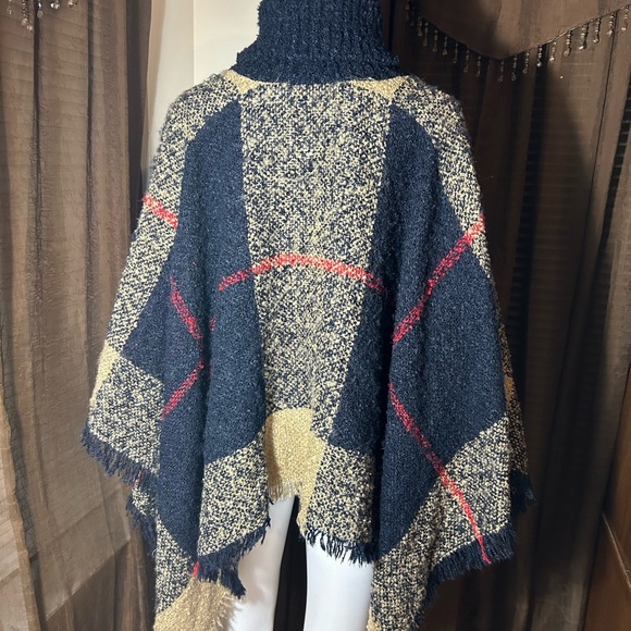 Other - Women’s Poncho, 100% Acrylic (good condition)